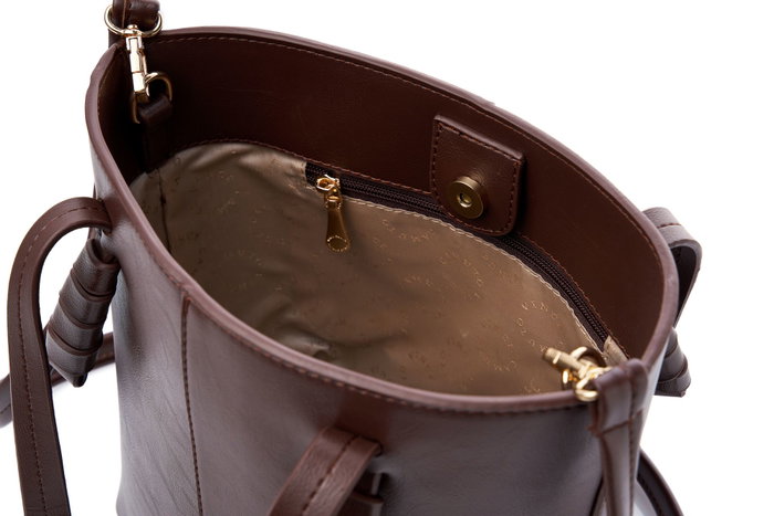 Vince Camuto Piedmont - Bolso de Hombro Marrón de Cuero de Polivinilo para Mujer, Elegante y Duradero, 30x14x23 cm